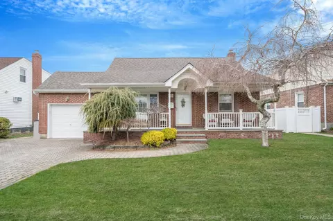 77 Tyrconnell Ave, Massapequa Park, NY 11762