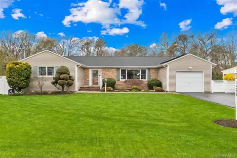 1390 Thompson Dr, Bay Shore, NY 11706