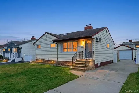 61 Grant St, Freeport, NY 11520