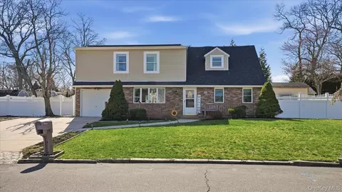 178 Geery Ave, Holbrook, NY 11741