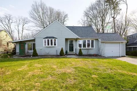 6 Gale Dr, Poughkeepsie, NY 12603