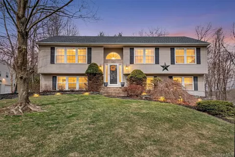 123 Foxwood Dr S, Newburgh, NY 12550