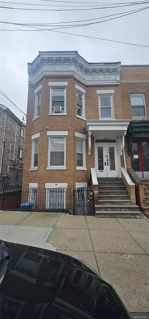 732 Van Nest Ave, New York, NY 10462