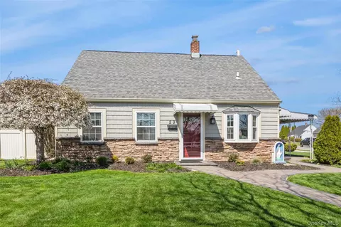 29 Spool Ln, Levittown, NY 11756