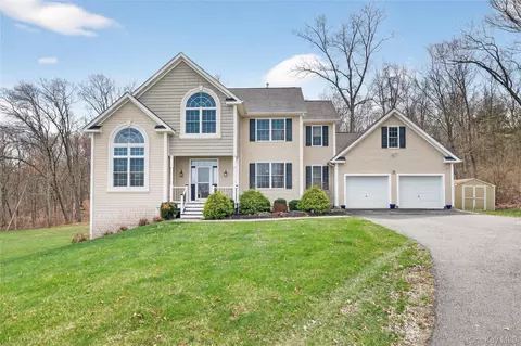 30 Meadowood Ln, Wappinger, NY 12590