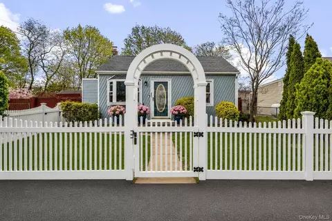 80 Cherubina Ln, North Babylon, NY 11703
