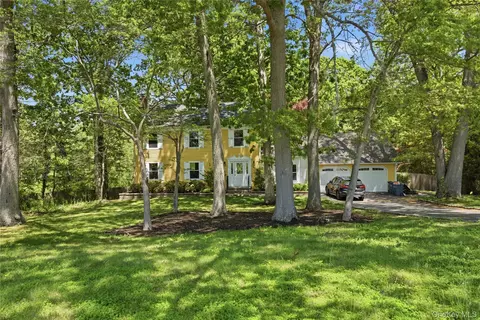 23 Abbey Ln, Setauket, NY 11733