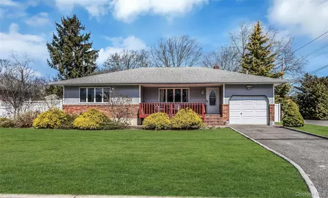 31 Baldwin St, East Islip, NY 11730