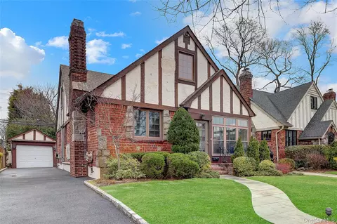 37 Fountain Ave, Rockville Centre, NY 11570