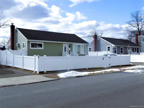15 Penndale Dr, Amityville, NY 11701