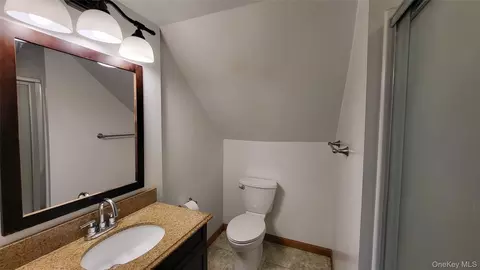 Bath - 47 Kinderhook Dr, Poughkeepsie, NY 12603 photo 3 of 3