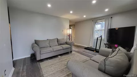 Entry Way - 47 Kinderhook Dr, Poughkeepsie, NY 12603 photo 1 of 11