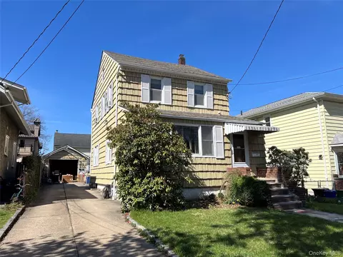 4224 249th St, New York, NY 11363