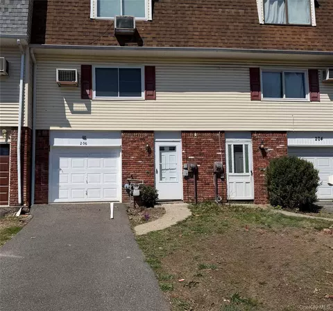 206 Chrystal Dr, Maybrook, NY 12543