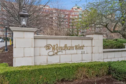 111 Cherry Valley Ave #707, Garden City, NY 11530