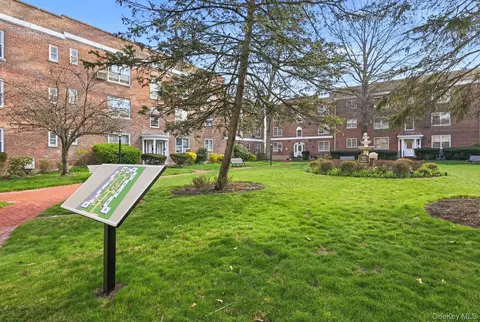 221 Middle Nck #F6, North Hempstead, NY 11021