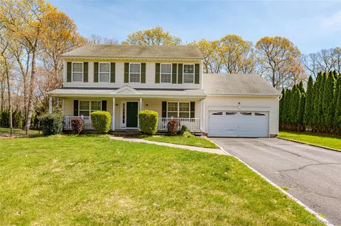 108 Maple Wood Ln, Riverhead, NY 11901
