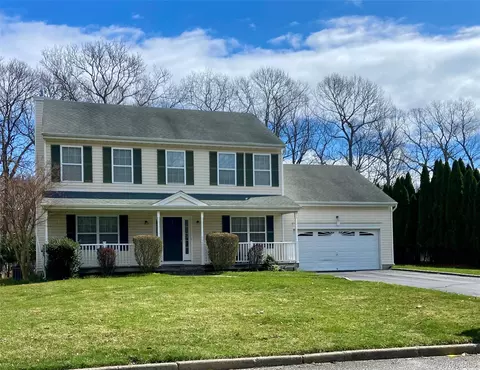 108 Maple Wood Ln, Riverhead, NY 11901