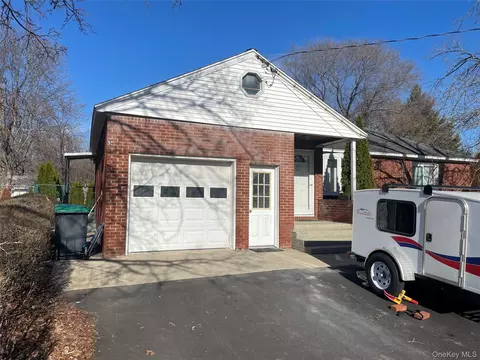17 Bosher Dr, Albany, NY 12205