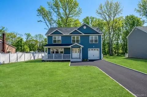 512 Starlight Dr, Shirley, NY 11967