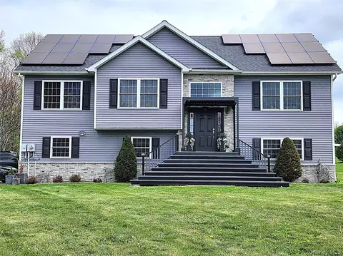 5 Anastasia Ct, Salisbury Mills, NY 12577