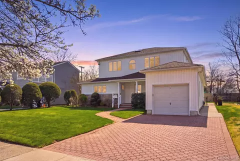 157 Rose Ln, North Hempstead, NY 11040