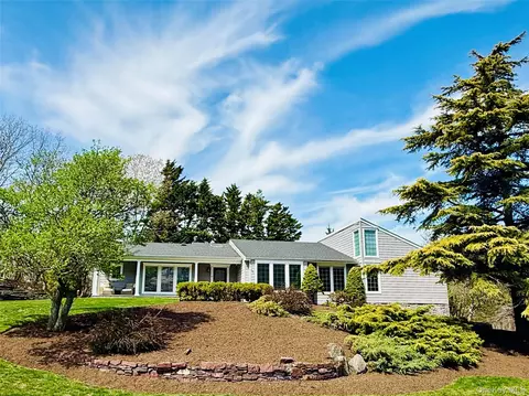15 Frost Valley Rd, Mount Sinai, NY 11766