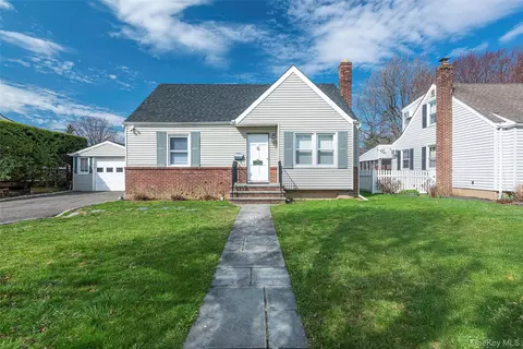 61 Dosoris Ln, Glen Cove, NY 11542