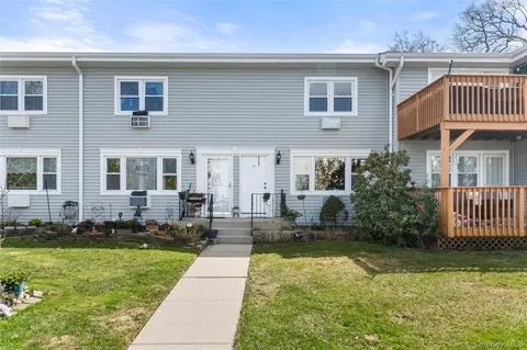 62 Finch Ln #62, Islip, NY 11751