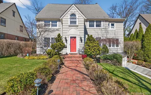 7 Grace Ct N, North Hempstead, NY 11021