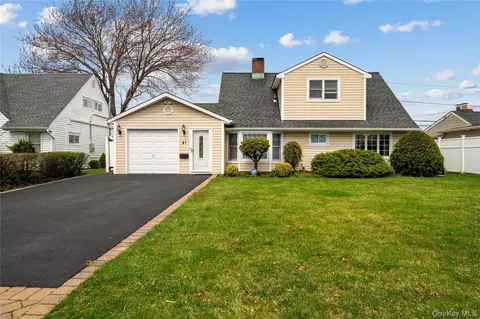 41 Winter Ln, Hicksville, NY 11801