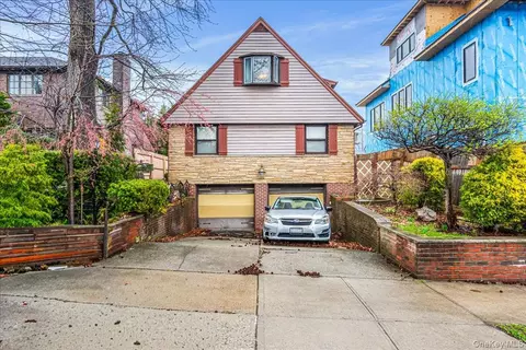8543 211th St, New York, NY 11427