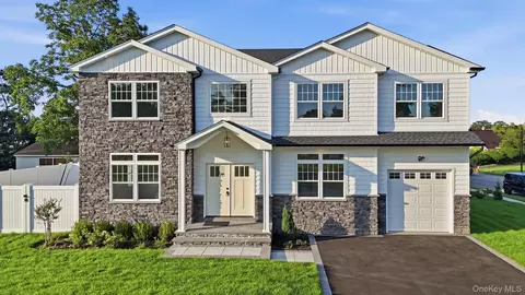 43 Barter Ln, Hicksville, NY 11801