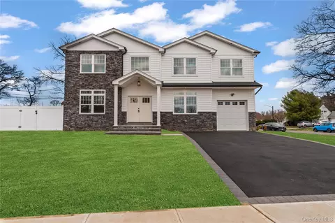 43 Barter Ln, Hicksville, NY 11801