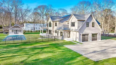 69 Jagger Ln, Westhampton, NY 11977