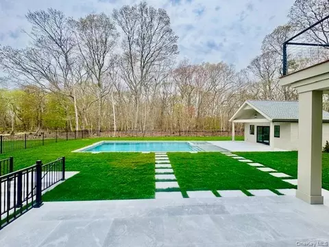 69 Jagger Ln, Westhampton, NY 11977