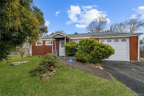 1656 N Gardiner Dr, Bay Shore, NY 11706