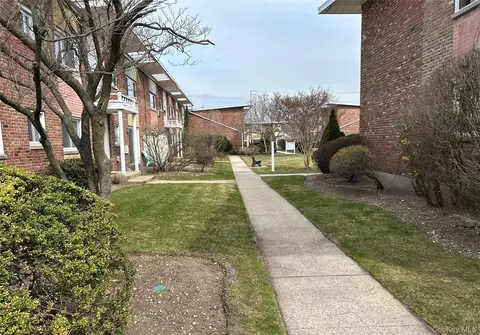 273 Newbridge Rd #D2, Levittown, NY 11756