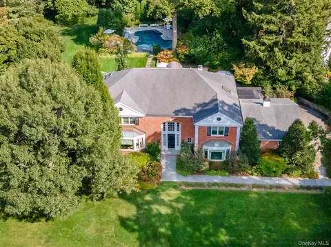 90 Elderfields Rd, North Hempstead, NY 11030