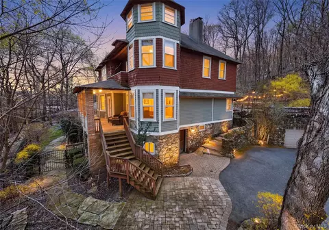 65 Rockledge Dr, Ramapo, NY 10901