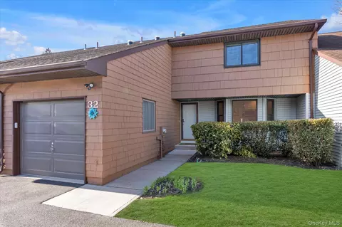 32 Ashley Cir, Commack, NY 11725