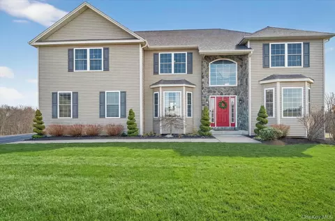 28 Wild Turkey Ln, Rock Tavern, NY 12575