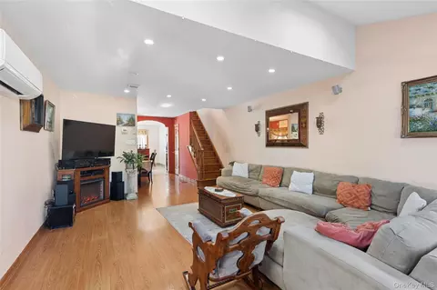33-22 Jordan St, Flushing, NY 11358