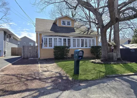 64 11th St, Ronkonkoma, NY 11779