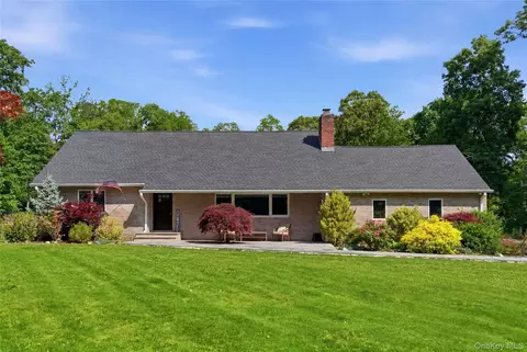 431 Woodbury Rd, Cold Spring Harbor, NY 11724