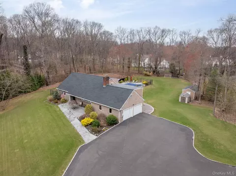 431 Woodbury Rd, Cold Spring Harbor, NY 11724