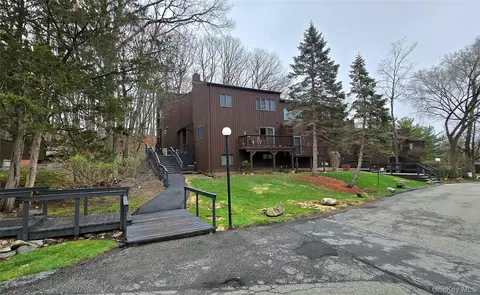 12 Redwood Dr, Woodbury, NY 10930