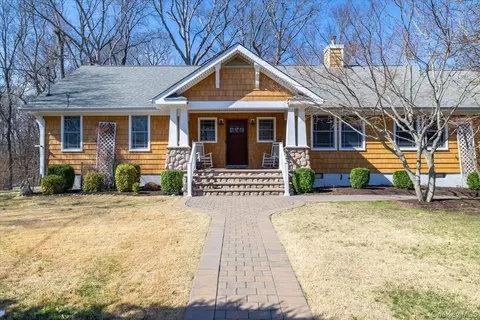 14 Cedar St, Wading River, NY 11792