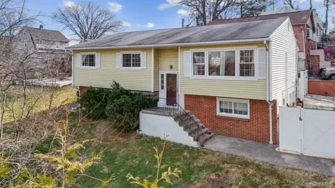 14 Dickinson Ave, Clarkstown, NY 10960