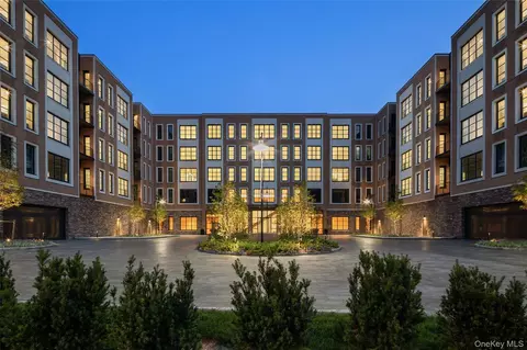 100 Garvies Point Rd #1025, Glen Cove, NY 11542